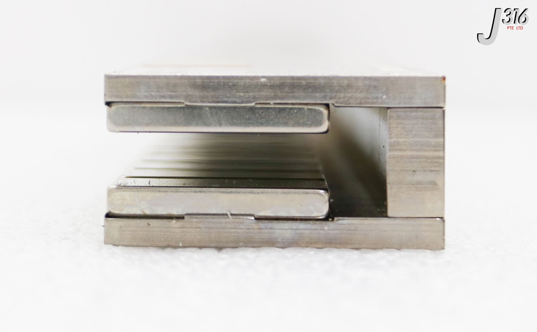 35160 PARKER HANNIFIN MAGNET TRACK, 79CM, VARIAN E11061452 (NEW